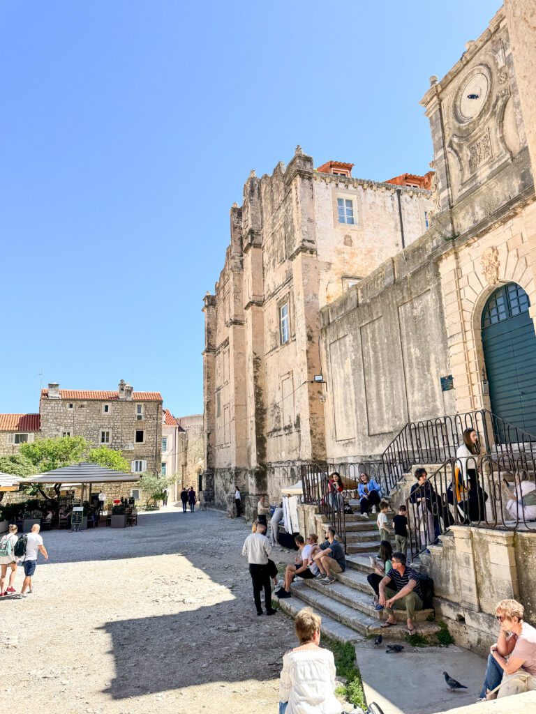 Travel guide for Dubrovnik, Croatia | How to plan two days in Dubrovnik Croatia | Two day itinerary for Dubrovnik | What to do in Dubrovnik | Best hotels in Dubrovnik | Best places to eat in Dubrovnik | Top things to see in Dubrovnik | How to plan a two day trip to Dubrovnik | Do you need a car in Dubrovnik | How to get to Dubrovnik | Old town walls of Dubrovnik | Flytographer in Croatia 