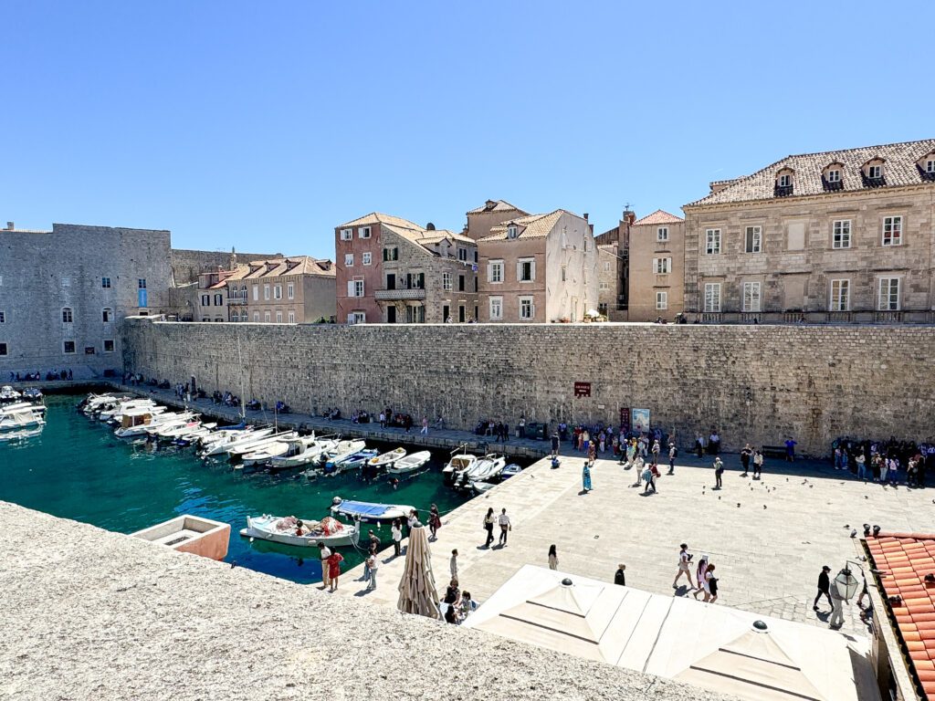 Travel guide for Dubrovnik, Croatia | How to plan two days in Dubrovnik Croatia | Two day itinerary for Dubrovnik | What to do in Dubrovnik | Best hotels in Dubrovnik | Best places to eat in Dubrovnik | Top things to see in Dubrovnik | How to plan a two day trip to Dubrovnik | Do you need a car in Dubrovnik | How to get to Dubrovnik | Old town walls of Dubrovnik | Flytographer in Croatia 