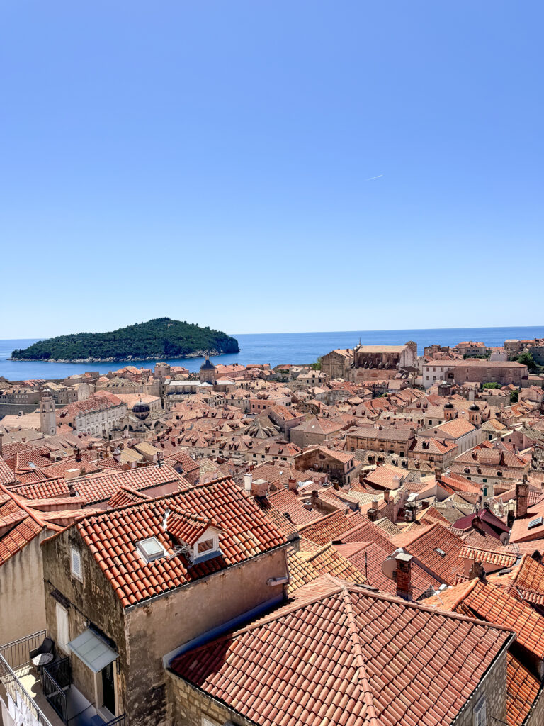 Travel guide for Dubrovnik, Croatia | How to plan two days in Dubrovnik Croatia | Two day itinerary for Dubrovnik | What to do in Dubrovnik | Best hotels in Dubrovnik | Best places to eat in Dubrovnik | Top things to see in Dubrovnik | How to plan a two day trip to Dubrovnik | Do you need a car in Dubrovnik | How to get to Dubrovnik | Old town walls of Dubrovnik | Flytographer in Croatia 