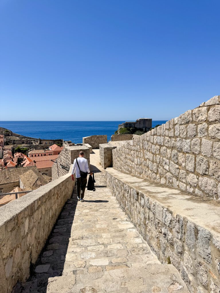 Travel guide for Dubrovnik, Croatia | How to plan two days in Dubrovnik Croatia | Two day itinerary for Dubrovnik | What to do in Dubrovnik | Best hotels in Dubrovnik | Best places to eat in Dubrovnik | Top things to see in Dubrovnik | How to plan a two day trip to Dubrovnik | Do you need a car in Dubrovnik | How to get to Dubrovnik | Old town walls of Dubrovnik | Flytographer in Croatia 