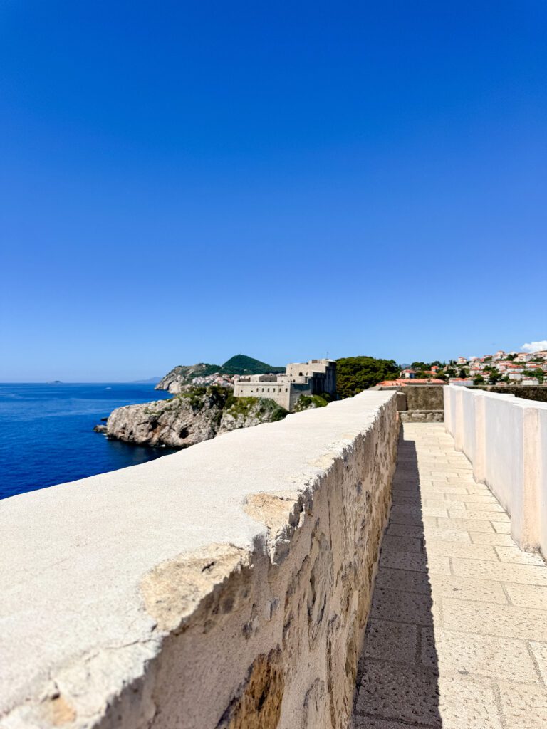 Travel guide for Dubrovnik, Croatia | How to plan two days in Dubrovnik Croatia | Two day itinerary for Dubrovnik | What to do in Dubrovnik | Best hotels in Dubrovnik | Best places to eat in Dubrovnik | Top things to see in Dubrovnik | How to plan a two day trip to Dubrovnik | Do you need a car in Dubrovnik | How to get to Dubrovnik | Old town walls of Dubrovnik | Flytographer in Croatia 