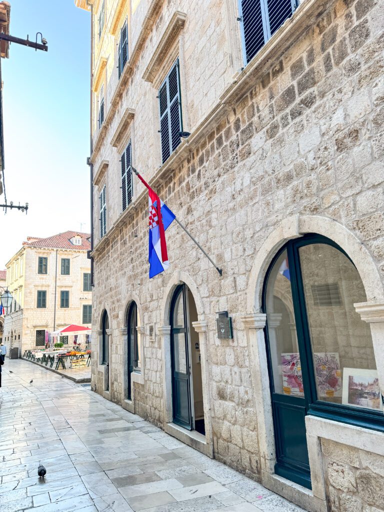 Travel guide for Dubrovnik, Croatia | How to plan two days in Dubrovnik Croatia | Two day itinerary for Dubrovnik | What to do in Dubrovnik | Best hotels in Dubrovnik | Best places to eat in Dubrovnik | Top things to see in Dubrovnik | How to plan a two day trip to Dubrovnik | Do you need a car in Dubrovnik | How to get to Dubrovnik | Old town walls of Dubrovnik | Flytographer in Croatia | Dubrovnik marathon | Fort in Dubrovnik