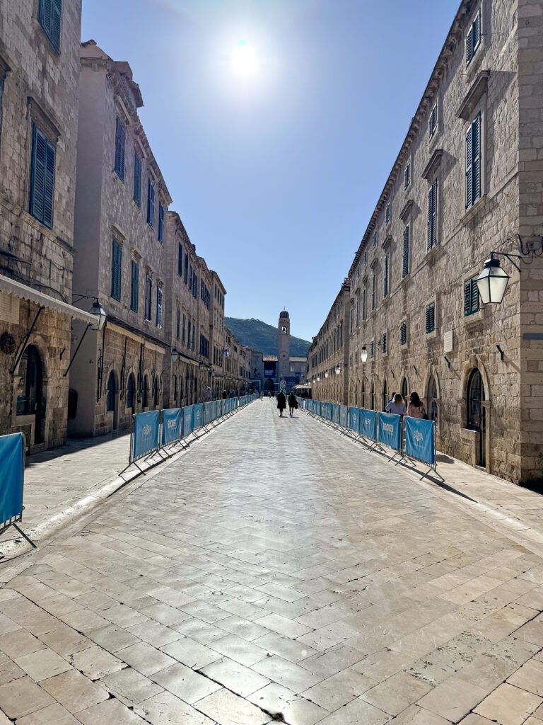 Travel guide for Dubrovnik, Croatia | How to plan two days in Dubrovnik Croatia | Two day itinerary for Dubrovnik | What to do in Dubrovnik | Best hotels in Dubrovnik | Best places to eat in Dubrovnik | Top things to see in Dubrovnik | How to plan a two day trip to Dubrovnik | Do you need a car in Dubrovnik | How to get to Dubrovnik | Old town walls of Dubrovnik | Flytographer in Croatia | Dubrovnik marathon