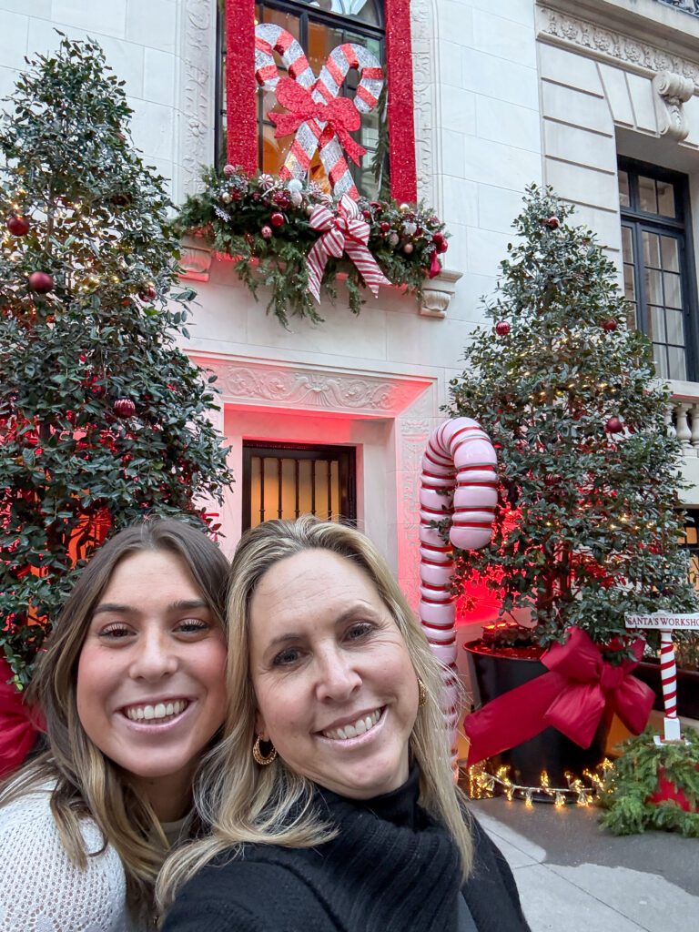 NYC at Christmas Time | What to do in New York City at Christmas time | Top things to see and do in New York at Christmas | A Christmas time guide to New York CIty | How to spend 3 days in Manhattan in December | Christmas in New York | Top sights in NY in December | Macy's Herald Square Christmas windows | NYC holiday markets | NYC Avenue of the Americas holiday decor | Drinks at the Carlyle NYC | Where to find festive townhouses in the Upper East Side of Manhattan | Madison Avenue decorations | The Met Museum Christmas Tree 