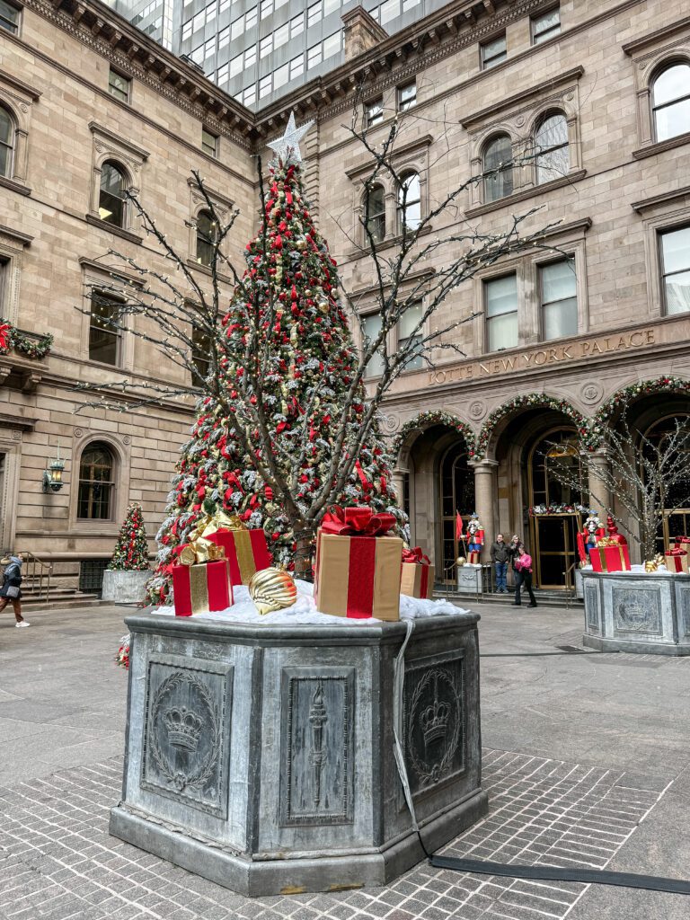 NYC at Christmas Time | What to do in New York City at Christmas time | Top things to see and do in New York at Christmas | A Christmas time guide to New York CIty | How to spend 3 days in Manhattan in December | Christmas in New York | Top sights in NY in December | Macy's Herald Square Christmas windows | NYC holiday markets | NYC Union Square holiday market | Central Park in December 