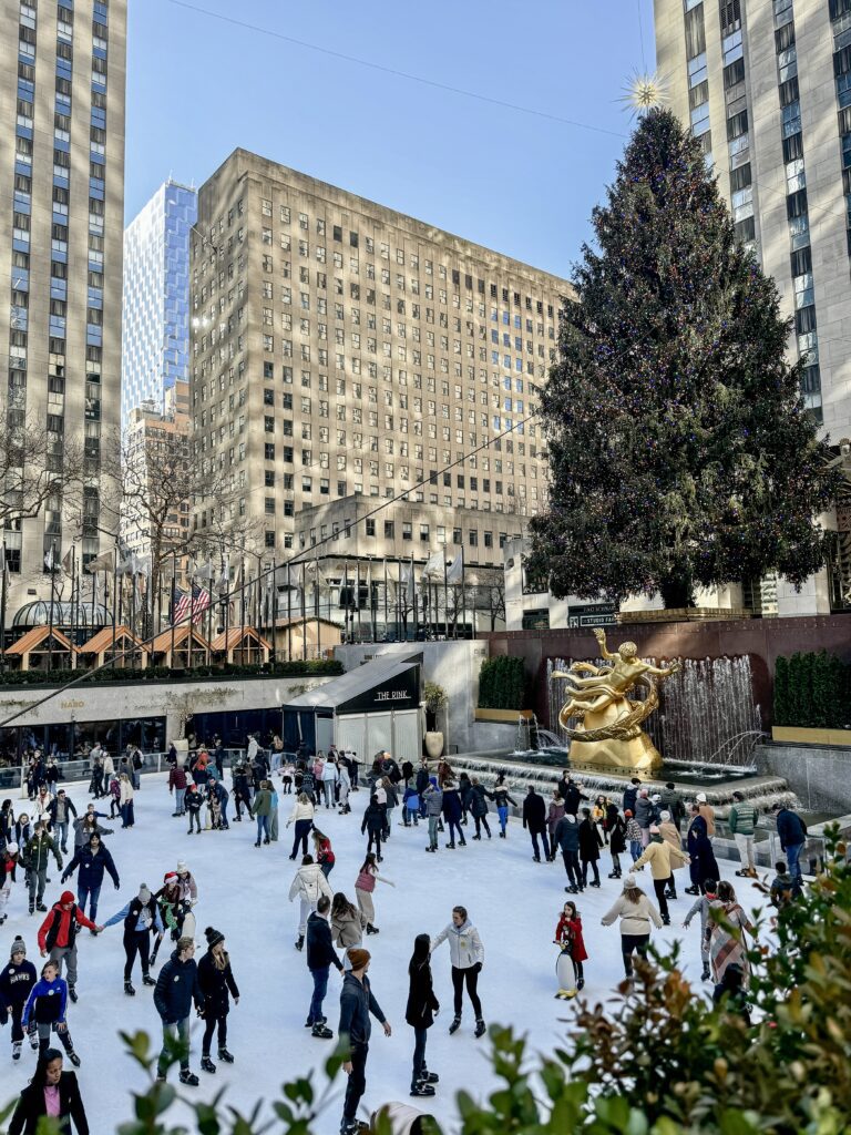 NYC at Christmas Time | What to do in New York City at Christmas time | Top things to see and do in New York at Christmas | A Christmas time guide to New York CIty | How to spend 3 days in Manhattan in December | Christmas in New York | Top sights in NY in December | Macy's Herald Square Christmas windows | NYC holiday markets | NYC Avenue of the Americas holiday decor 