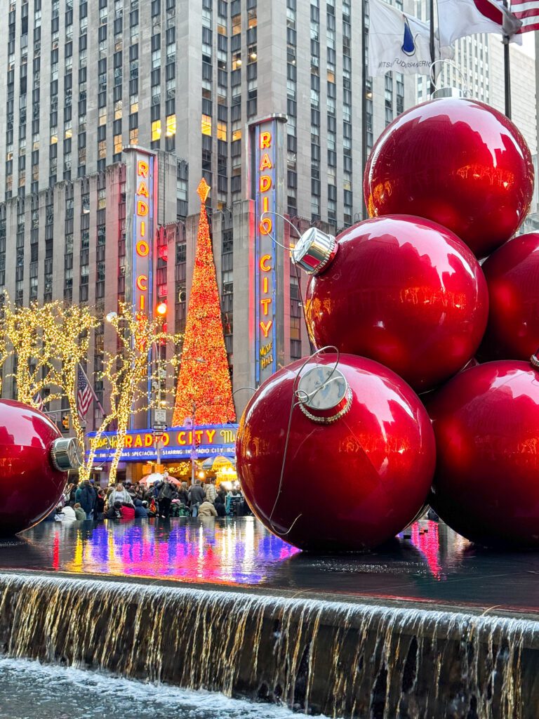 NYC at Christmas Time | What to do in New York City at Christmas time | Top things to see and do in New York at Christmas | A Christmas time guide to New York CIty | How to spend 3 days in Manhattan in December | Christmas in New York | Top sights in NY in December | Macy's Herald Square Christmas windows | NYC holiday markets | NYC Avenue of the Americas holiday decor 