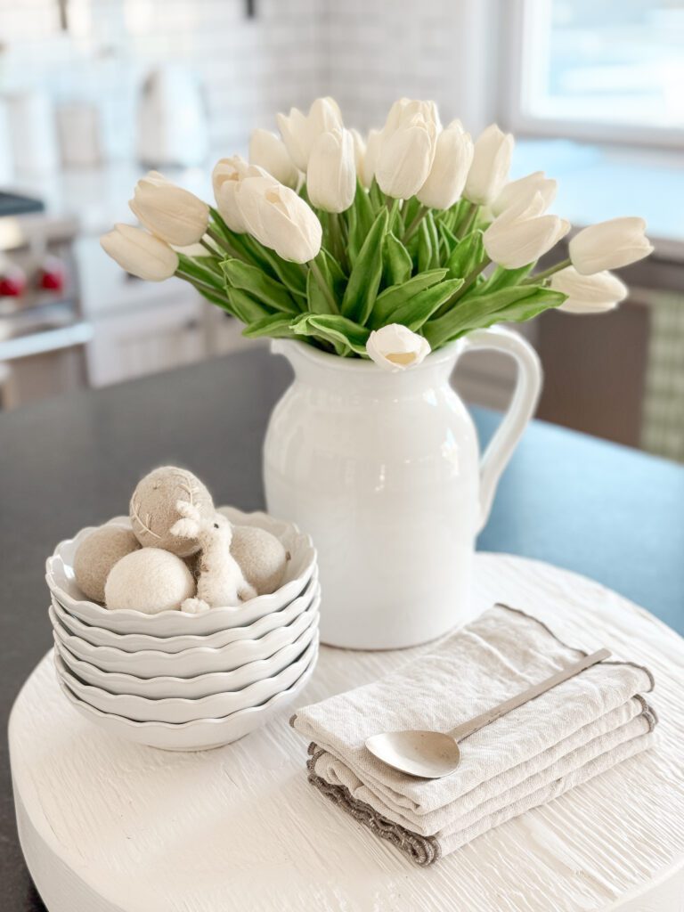 Simple Easter decor ideas | How to decorate for Easter in a classy and not cluttered way | Decorating for spring | Minimalist spring decor | Using faux flowers for spring decor | What are the best faux florals for spring | Cute porcelain bunnies and eggs in your Easter decorated home 