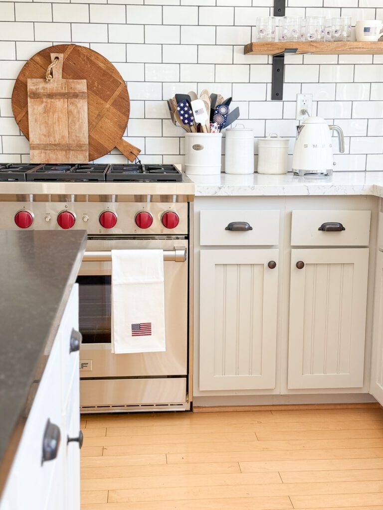 A classy patriotic home tour | Americana home decor | USA decor | Subtle and classy patriotic home decor ideas | How to decorate your house for Fourth of July | Classy ways to decorate for the 4th of July | How to decorate your front porch with Americana decor | Americana decor in the kitchen