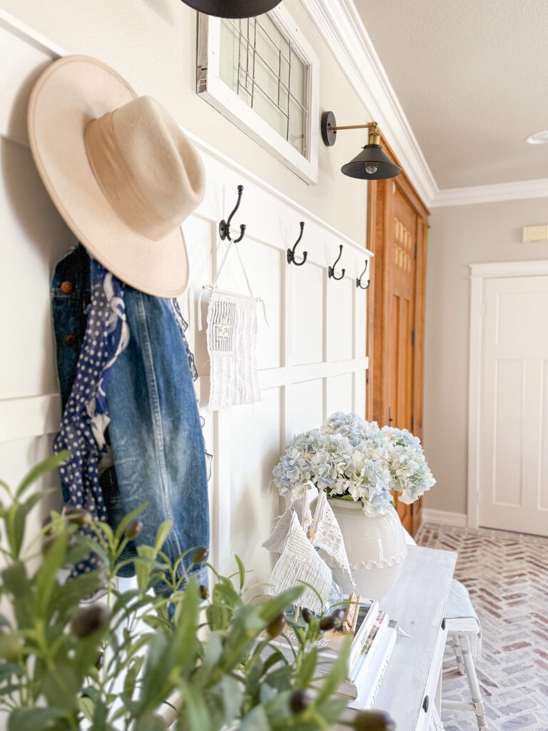 A classy patriotic home tour | Americana home decor | USA decor | Subtle and classy patriotic home decor ideas | How to decorate your house for Fourth of July | Classy ways to decorate for the 4th of July | How to decorate your front porch with Americana decor | Americana decor in the kitchen