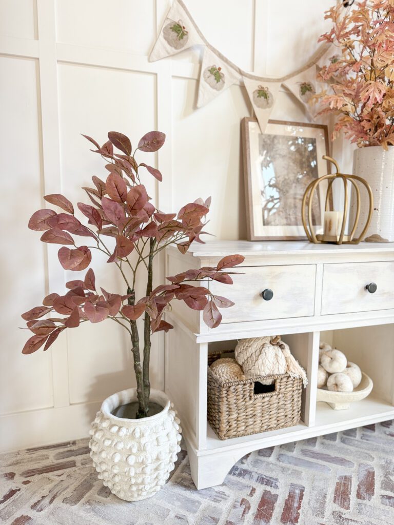 A cozy and welcoming fall home tour | How to decorate your home for the fall season | Fall decor ideas for your home | Cozy and warm fall home | Fall decor in the kitchen | Fall decor in the entryway | A fall living room 
