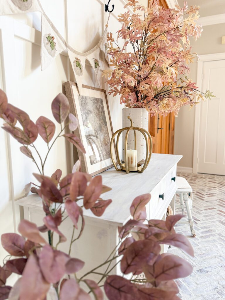 A cozy and welcoming fall home tour | How to decorate your home for the fall season | Fall decor ideas for your home | Cozy and warm fall home | Fall decor in the kitchen | Fall decor in the entryway | A fall living room 