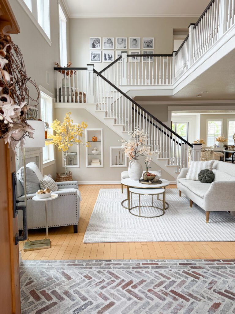 A cozy and welcoming fall home tour | How to decorate your home for the fall season | Fall decor ideas for your home | Cozy and warm fall home | Fall decor in the kitchen | Fall decor in the entryway | A fall living room 