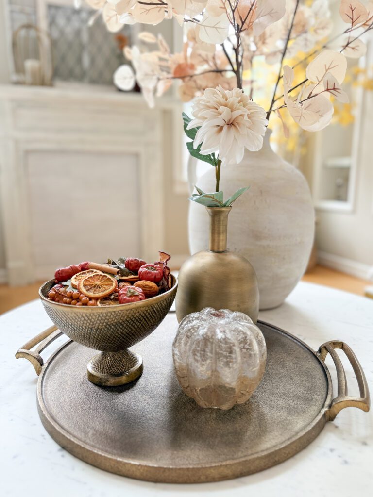 A cozy and welcoming fall home tour | How to decorate your home for the fall season | Fall decor ideas for your home | Cozy and warm fall home | Fall decor in the kitchen | Fall decor in the entryway | A fall living room 