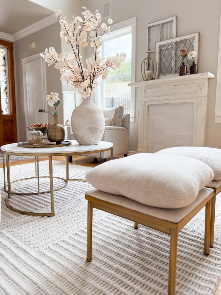 A cozy and welcoming fall home tour | How to decorate your home for the fall season | Fall decor ideas for your home | Cozy and warm fall home | Fall decor in the kitchen | Fall decor in the entryway | A fall living room 
