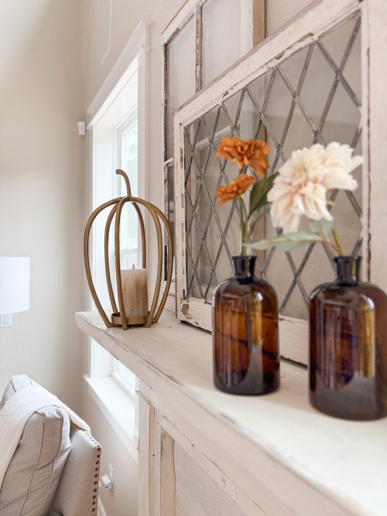 A cozy and welcoming fall home tour | How to decorate your home for the fall season | Fall decor ideas for your home | Cozy and warm fall home | Fall decor in the kitchen | Fall decor in the entryway | A fall living room 