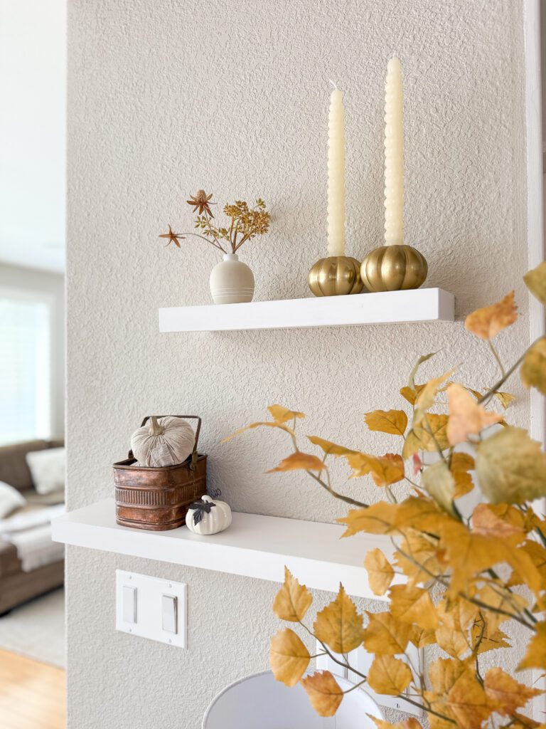 A cozy and welcoming fall home tour | How to decorate your home for the fall season | Fall decor ideas for your home | Cozy and warm fall home | Fall decor in the kitchen | Fall decor in the entryway | A fall living room 