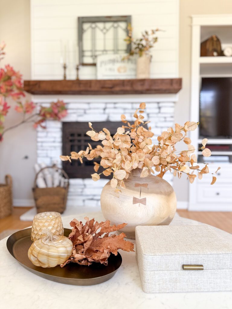 A cozy and welcoming fall home tour | How to decorate your home for the fall season | Fall decor ideas for your home | Cozy and warm fall home | Fall decor in the kitchen | Fall decor in the entryway | A fall living room 