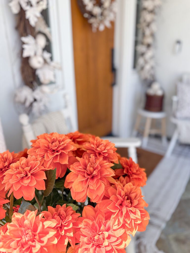 A cozy and welcoming fall home tour | How to decorate your home for the fall season | Fall decor ideas for your home | Cozy and warm fall home | Fall decor in the kitchen | Fall decor in the entryway | A fall living room 