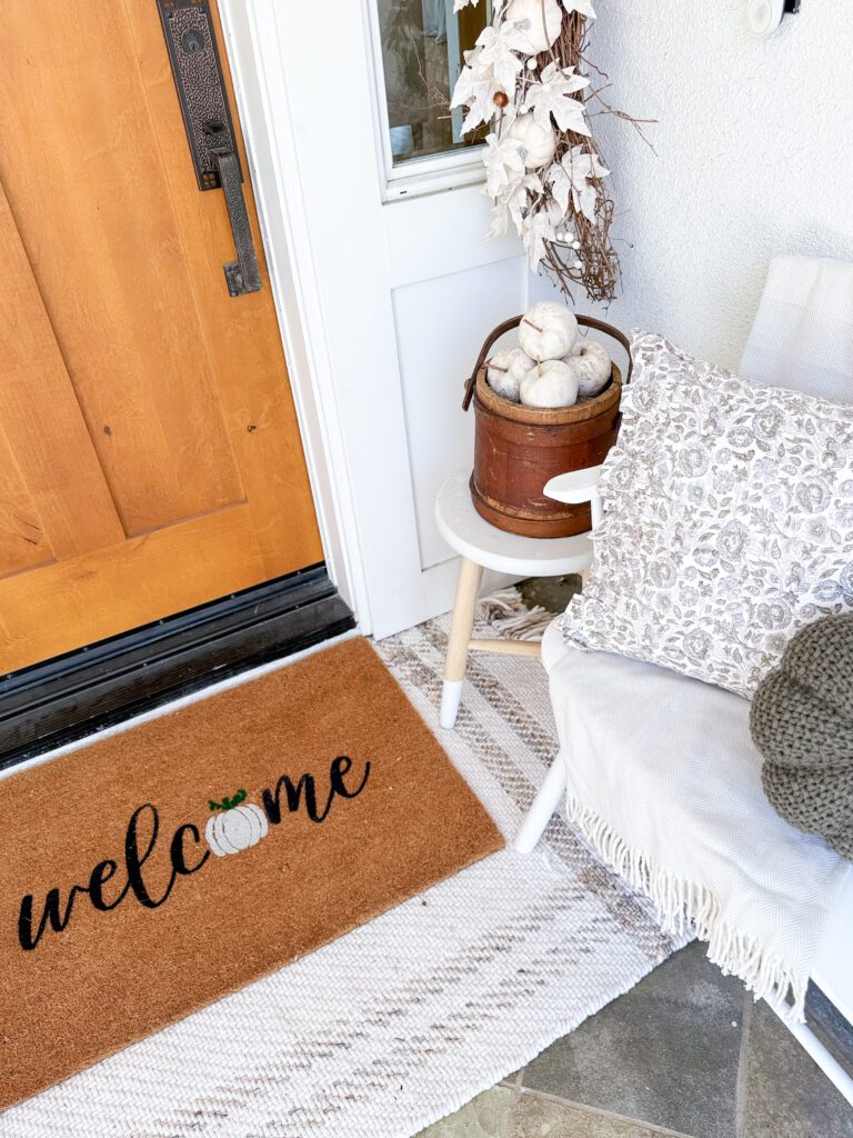 A cozy and welcoming fall home tour | How to decorate your home for the fall season | Fall decor ideas for your home | Cozy and warm fall home | Fall decor in the kitchen | Fall decor in the entryway | A fall living room 