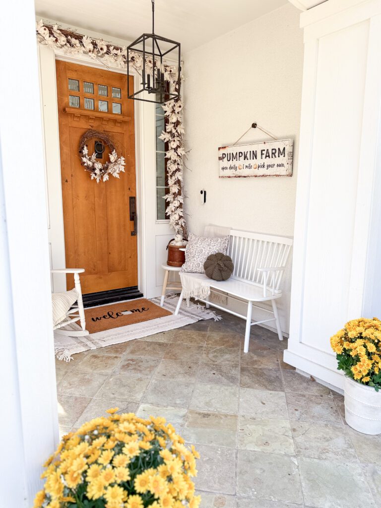 A cozy and welcoming fall home tour | How to decorate your home for the fall season | Fall decor ideas for your home | Cozy and warm fall home | Fall decor in the kitchen | Fall decor in the entryway | A fall living room 