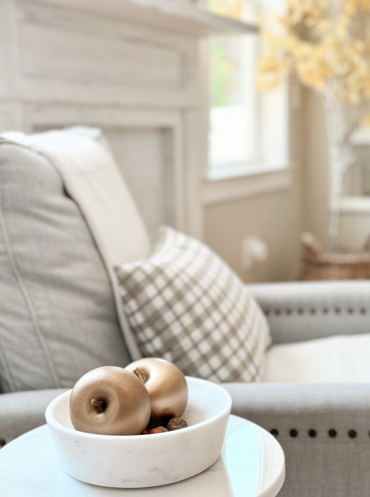 A cozy and welcoming fall home tour | How to decorate your home for the fall season | Fall decor ideas for your home | Cozy and warm fall home | Fall decor in the kitchen | Fall decor in the entryway | A fall living room 
