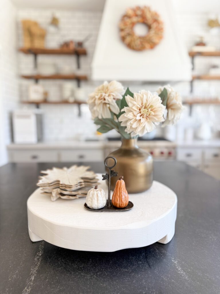 A cozy and welcoming fall home tour | How to decorate your home for the fall season | Fall decor ideas for your home | Cozy and warm fall home | Fall decor in the kitchen | Fall decor in the entryway | A fall living room 