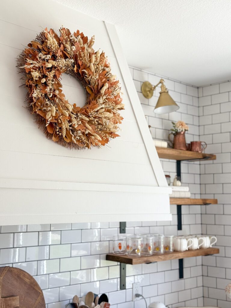 A cozy and welcoming fall home tour | How to decorate your home for the fall season | Fall decor ideas for your home | Cozy and warm fall home | Fall decor in the kitchen | Fall decor in the entryway | A fall living room 