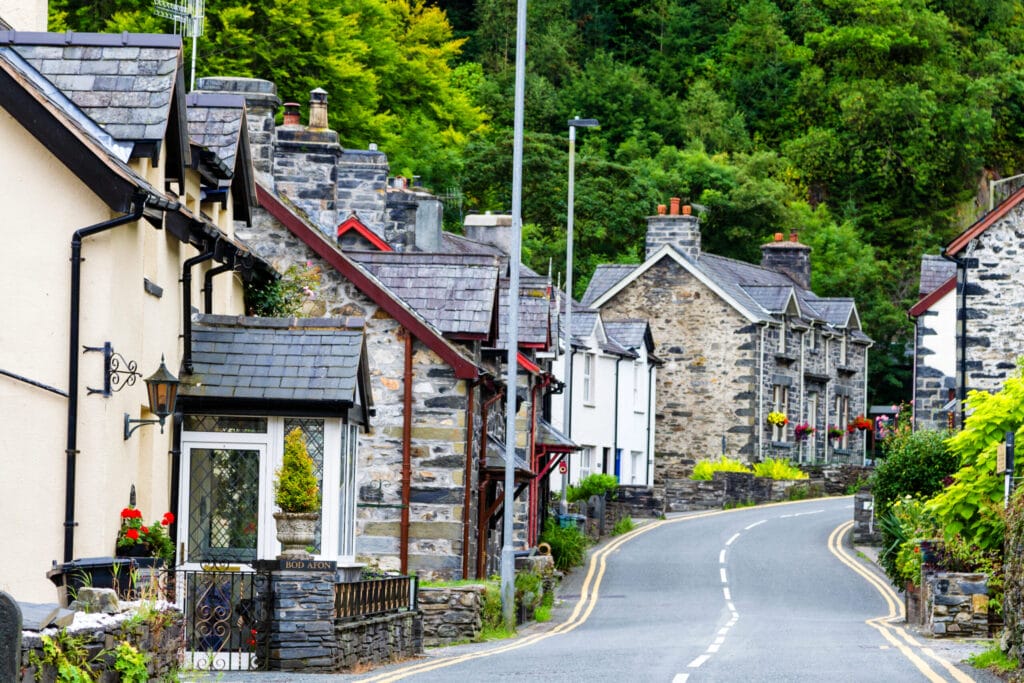 How to spend 5 days in Wales | Best places to stay in Wales | How many days do I need in Wales | Nicest hotels in Wales | best 5 star hotels in Wales | top things to see in Wales | what to do in Cardiff | National Parks in Wales | Top photo spots in Wales | How to get to Wales | Best airport for Wales | Driving in Wales | Best time of year to visit Wales | Pale Hall 5 star hotel in Wales | 5 star luxury hotels in Cardiff Wales | Castles in Wales