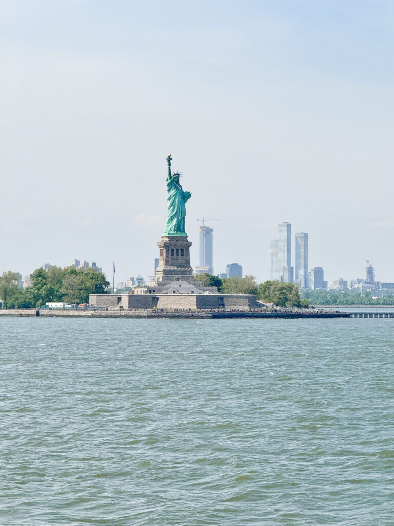 Top Luxury Hotels in NYC | Where to stay in NYC | Best neighborhood to stay at in New York City | Best hotels in New York City | What is the best luxury hotel at a reasonable price to stay at in NYC | Recommended neighborhoods to stay at in Manhattan | Best hotel in Manhattan for Christmas time visits | Where to stay in the Lower East Side of Manhattan | Where to stay in downtown Manhattan | Best luxury hotels in SOHO 