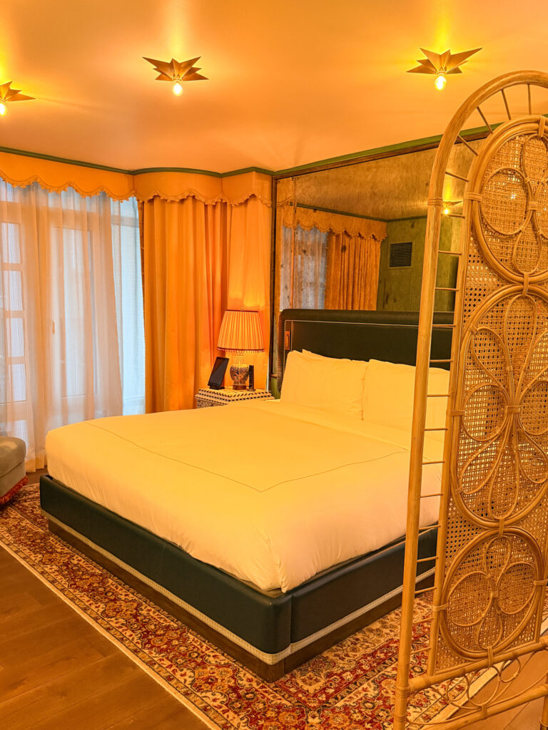 Top Luxury Hotels in NYC | Where to stay in NYC | Best neighborhood to stay at in New York City | Best hotels in New York City | What is the best luxury hotel at a reasonable price to stay at in NYC | Recommended neighborhoods to stay at in Manhattan | Best hotel in Manhattan for Christmas time visits | Where to stay in the Lower East Side of Manhattan | Where to stay in downtown Manhattan | Best luxury hotels in SOHO 