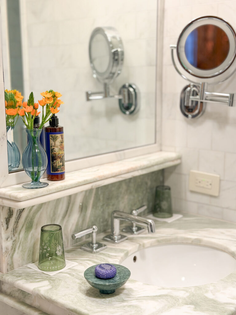 Top Luxury Hotels in NYC | Where to stay in NYC | Best neighborhood to stay at in New York City | Best hotels in New York City | What is the best luxury hotel at a reasonable price to stay at in NYC | Recommended neighborhoods to stay at in Manhattan | Best hotel in Manhattan for Christmas time visits | Where to stay in the Lower East Side of Manhattan | Where to stay in downtown Manhattan | Best luxury hotels in SOHO 