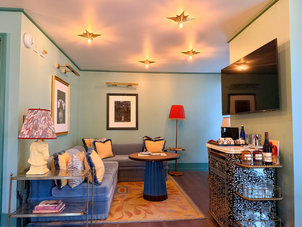 Top Luxury Hotels in NYC | Where to stay in NYC | Best neighborhood to stay at in New York City | Best hotels in New York City | What is the best luxury hotel at a reasonable price to stay at in NYC | Recommended neighborhoods to stay at in Manhattan | Best hotel in Manhattan for Christmas time visits | Where to stay in the Lower East Side of Manhattan | Where to stay in downtown Manhattan | Best luxury hotels in SOHO 