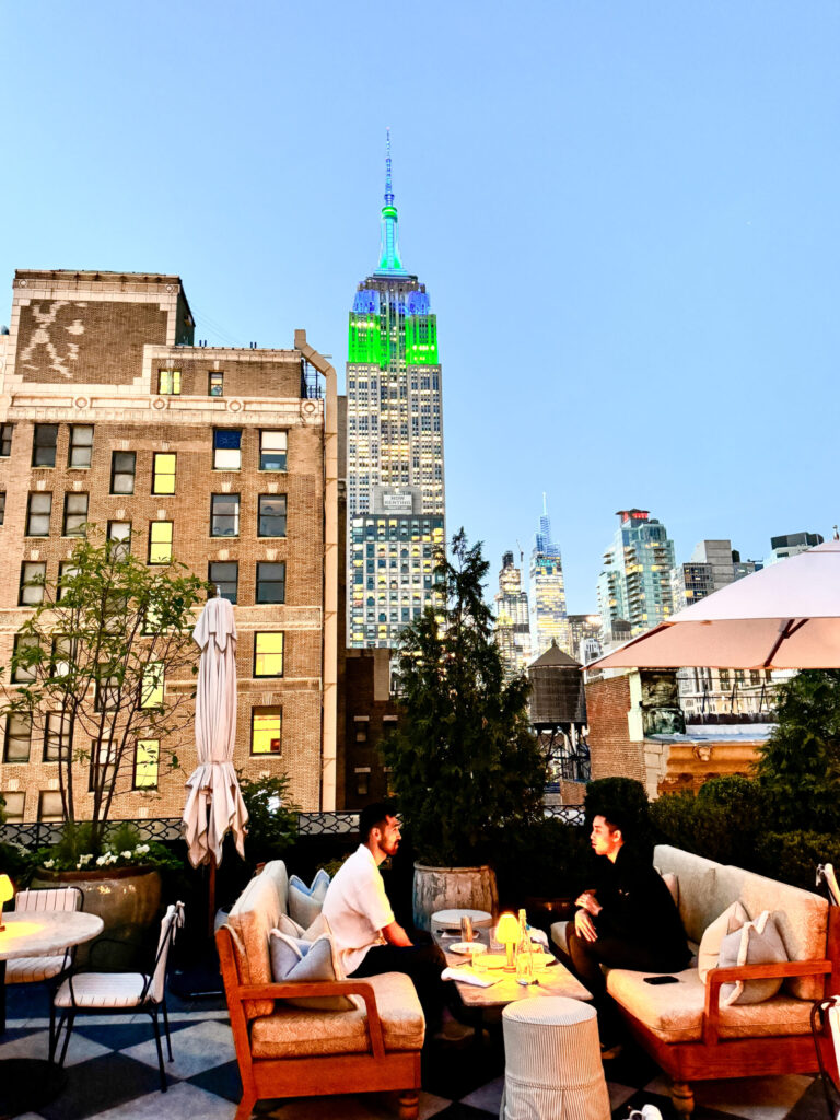 Top Luxury Hotels in NYC | Where to stay in NYC | Best neighborhood to stay at in New York City | Best hotels in New York City | What is the best luxury hotel at a reasonable price to stay at in NYC | Recommended neighborhoods to stay at in Manhattan | Best hotel in Manhattan for Christmas time visits | Where to stay in the Lower East Side of Manhattan | Where to stay in downtown Manhattan | Best luxury hotels in SOHO 