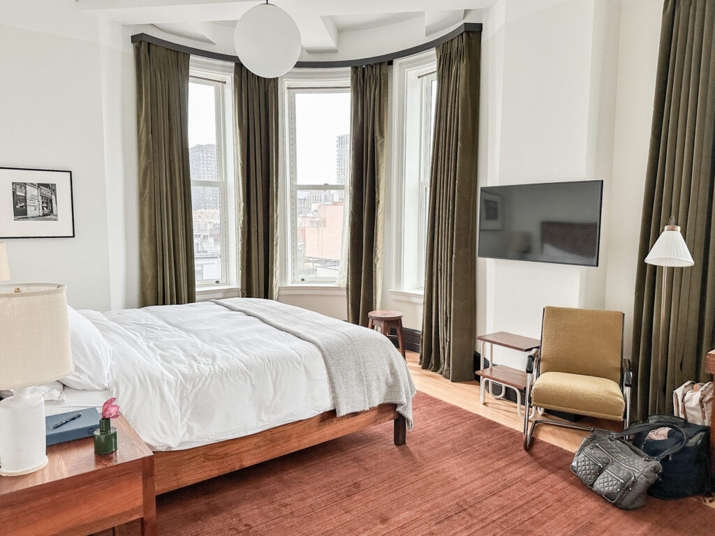 Top Luxury Hotels in NYC | Where to stay in NYC | Best neighborhood to stay at in New York City | Best hotels in New York City | What is the best luxury hotel at a reasonable price to stay at in NYC | Recommended neighborhoods to stay at in Manhattan | Best hotel in Manhattan for Christmas time visits | Where to stay in the Lower East Side of Manhattan | Where to stay in downtown Manhattan | Best luxury hotels in SOHO 