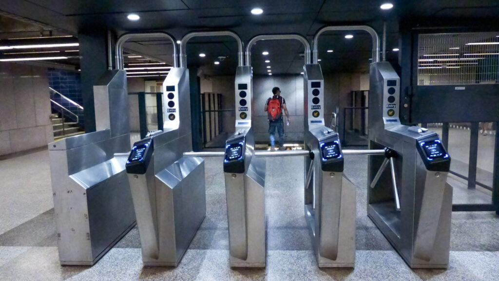 Top Luxury Hotels in NYC | Where to stay in NYC | Best neighborhood to stay at in New York City | Best hotels in New York City | What is the best luxury hotel at a reasonable price to stay at in NYC | Recommended neighborhoods to stay at in Manhattan | Best hotel in Manhattan for Christmas time visits | Where to stay in the Lower East Side of Manhattan | Where to stay in downtown Manhattan | Best luxury hotels in SOHO | Best way to get around NYC | How to use the subway in Manhattan 