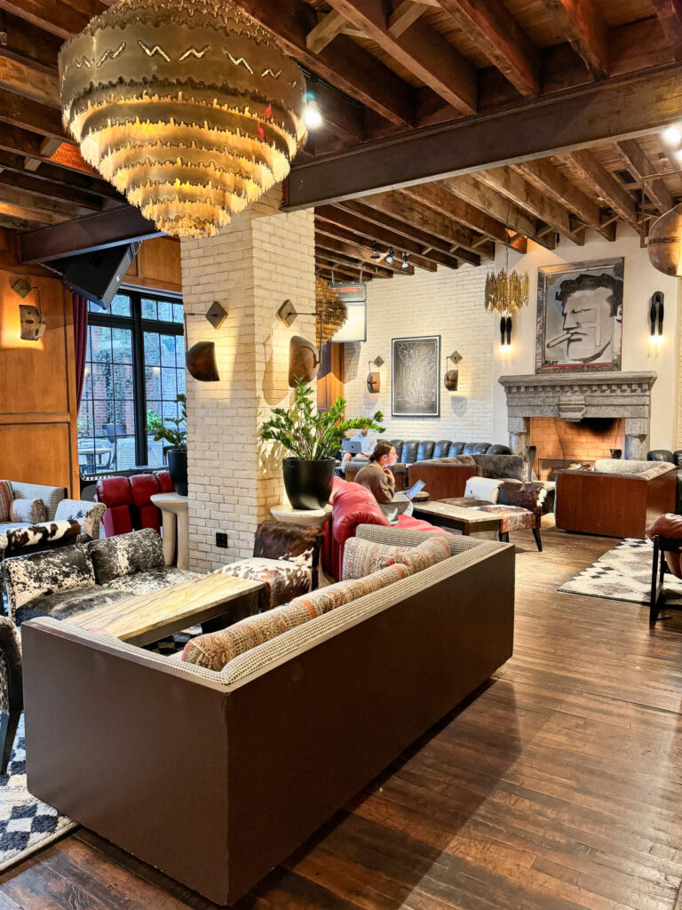 Top Luxury Hotels in NYC | Where to stay in NYC | Best neighborhood to stay at in New York City | Best hotels in New York City | What is the best luxury hotel at a reasonable price to stay at in NYC | Recommended neighborhoods to stay at in Manhattan | Best hotel in Manhattan for Christmas time visits | Where to stay in the Lower East Side of Manhattan | Where to stay in downtown Manhattan | Best luxury hotels in SOHO 