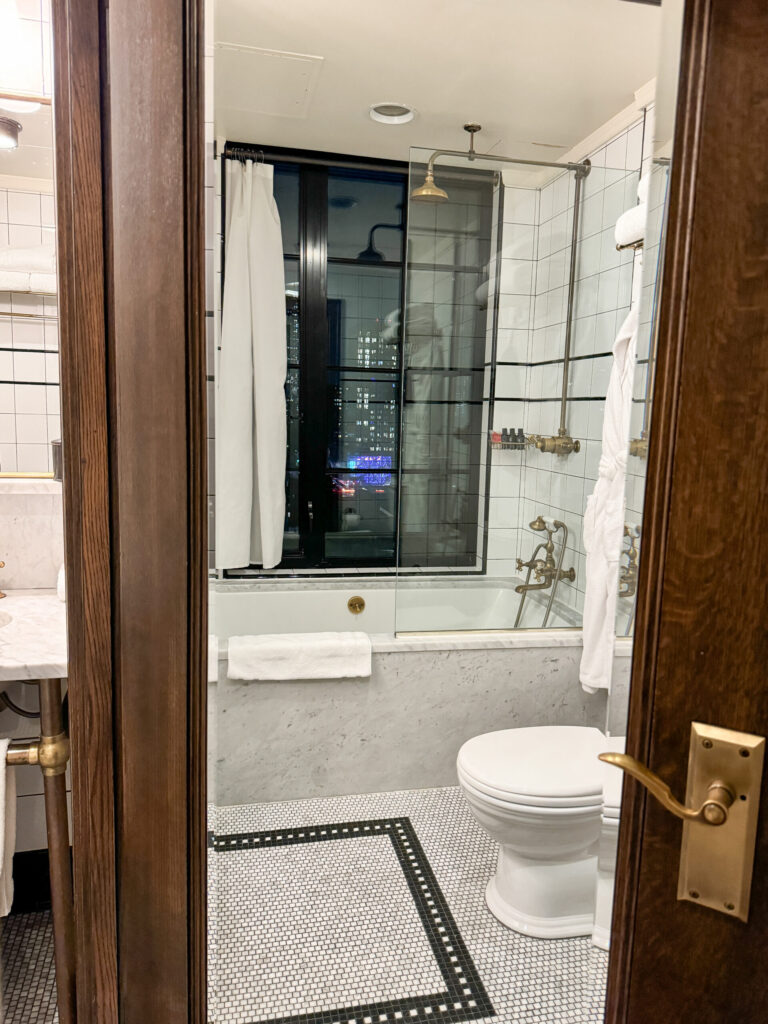 Top Luxury Hotels in NYC | Where to stay in NYC | Best neighborhood to stay at in New York City | Best hotels in New York City | What is the best luxury hotel at a reasonable price to stay at in NYC | Recommended neighborhoods to stay at in Manhattan | Best hotel in Manhattan for Christmas time visits | Where to stay in the Lower East Side of Manhattan | Where to stay in downtown Manhattan | Best luxury hotels in SOHO 