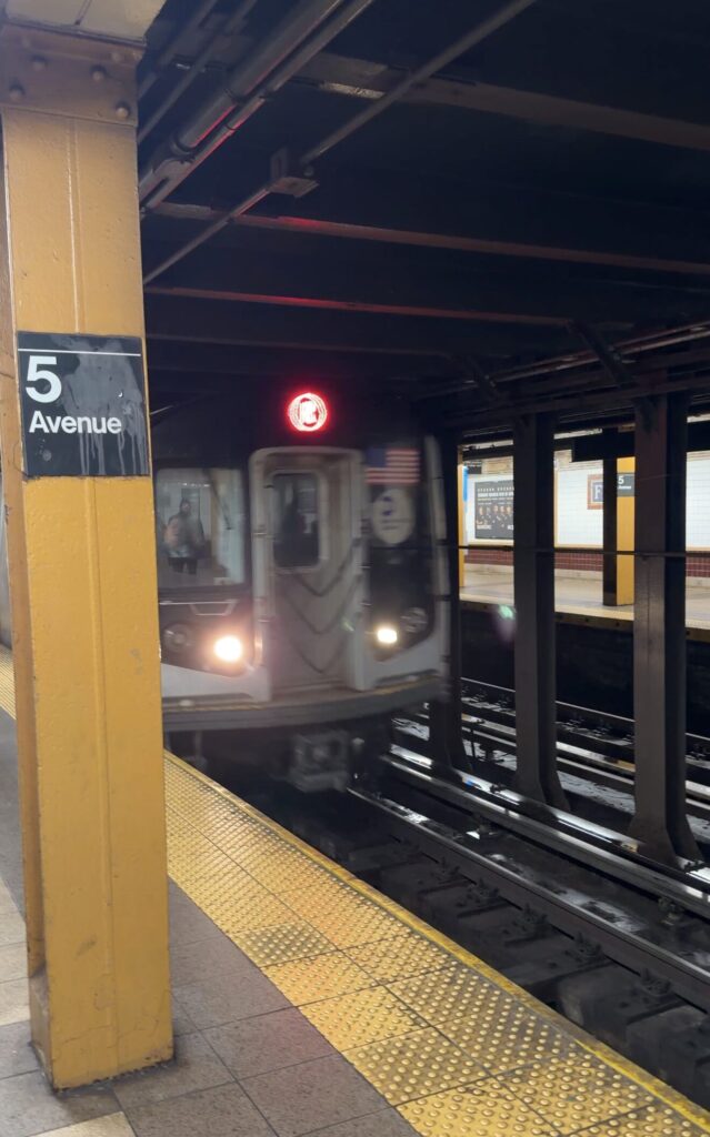 Top Luxury Hotels in NYC | Where to stay in NYC | Best neighborhood to stay at in New York City | Best hotels in New York City | What is the best luxury hotel at a reasonable price to stay at in NYC | Recommended neighborhoods to stay at in Manhattan | Best hotel in Manhattan for Christmas time visits | Where to stay in the Lower East Side of Manhattan | Where to stay in downtown Manhattan | Best luxury hotels in SOHO | Best way to get around NYC | How to use the subway in Manhattan 