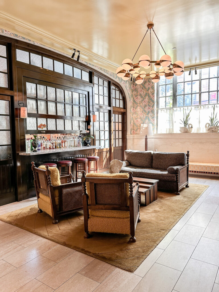 Top Luxury Hotels in NYC | Where to stay in NYC | Best neighborhood to stay at in New York City | Best hotels in New York City | What is the best luxury hotel at a reasonable price to stay at in NYC | Recommended neighborhoods to stay at in Manhattan | Best hotel in Manhattan for Christmas time visits | Where to stay in the Lower East Side of Manhattan | Where to stay in downtown Manhattan | Best luxury hotels in SOHO 