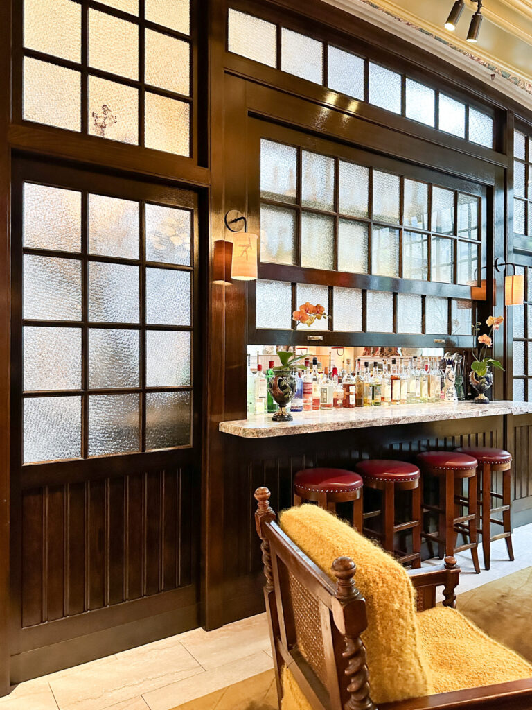 Top Luxury Hotels in NYC | Where to stay in NYC | Best neighborhood to stay at in New York City | Best hotels in New York City | What is the best luxury hotel at a reasonable price to stay at in NYC | Recommended neighborhoods to stay at in Manhattan | Best hotel in Manhattan for Christmas time visits | Where to stay in the Lower East Side of Manhattan | Where to stay in downtown Manhattan | Best luxury hotels in SOHO 