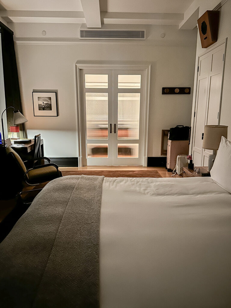 Top Luxury Hotels in NYC | Where to stay in NYC | Best neighborhood to stay at in New York City | Best hotels in New York City | What is the best luxury hotel at a reasonable price to stay at in NYC | Recommended neighborhoods to stay at in Manhattan | Best hotel in Manhattan for Christmas time visits | Where to stay in the Lower East Side of Manhattan | Where to stay in downtown Manhattan | Best luxury hotels in SOHO 