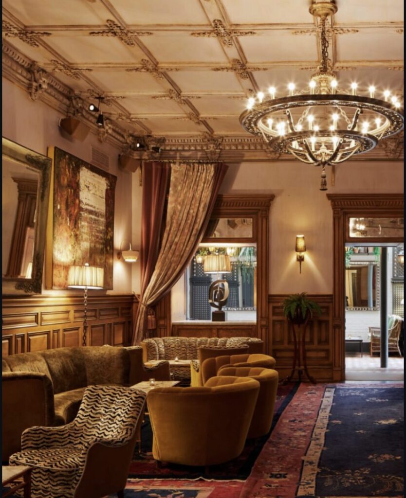 Top Luxury Hotels in NYC | Where to stay in NYC | Best neighborhood to stay at in New York City | Best hotels in New York City | What is the best luxury hotel at a reasonable price to stay at in NYC | Recommended neighborhoods to stay at in Manhattan | Best hotel in Manhattan for Christmas time visits | Where to stay in the Lower East Side of Manhattan | Where to stay in downtown Manhattan | Best luxury hotels in SOHO 