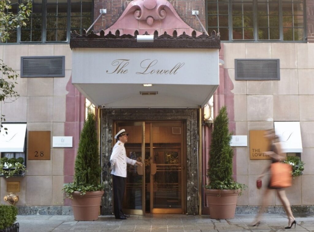 Top Luxury Hotels in NYC | Where to stay in NYC | Best neighborhood to stay at in New York City | Best hotels in New York City | What is the best luxury hotel at a reasonable price to stay at in NYC | Recommended neighborhoods to stay at in Manhattan | Best hotel in Manhattan for Christmas time visits 