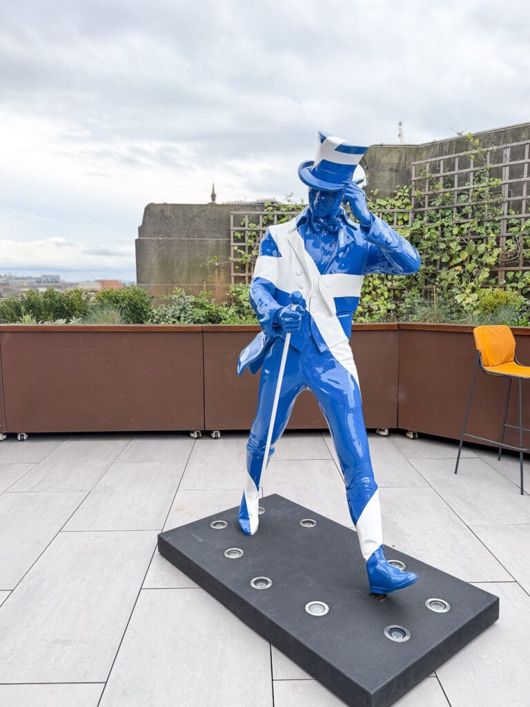 How to spend two days in Edinburgh Scotland | Where to eat in Edinburgh Scotland | Tips for visiting Old Town Edinburgh Scotland  | Top places to eat in Edinburgh | Visit Edinburgh tips | review of 1820 Rooftop Bar and Grill  with the best views of Edinburgh Castle | Johnny Walker whisky tasting in Edinburgh 