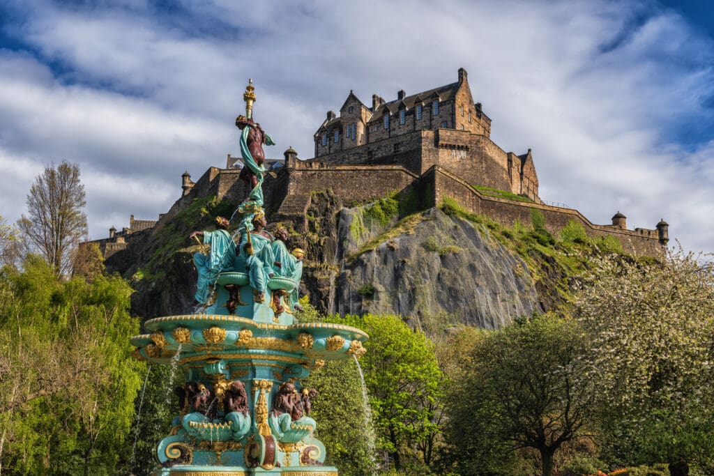 How to spend two days in Edinburgh Scotland | Best things to see and do in Edinburgh Scotland | Tips for visiting Old Town Edinburgh Scotland  | Top things to see in Edinburgh | What to see in Prince Street Gardens | Ross Fountain in Prince Street Gardens 
