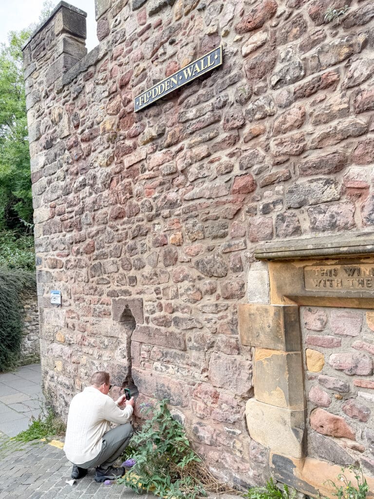 How to spend two days in Edinburgh Scotland | Best things to see and do in Edinburgh Scotland | Tips for visiting Old Town Edinburgh Scotland  | Top things to see in Edinburgh | What to see on Vennel Viewpoint  | Vennel viewpoint tips | Flodden Wall near Vennel viewpoint in Edinburgh Scotland  