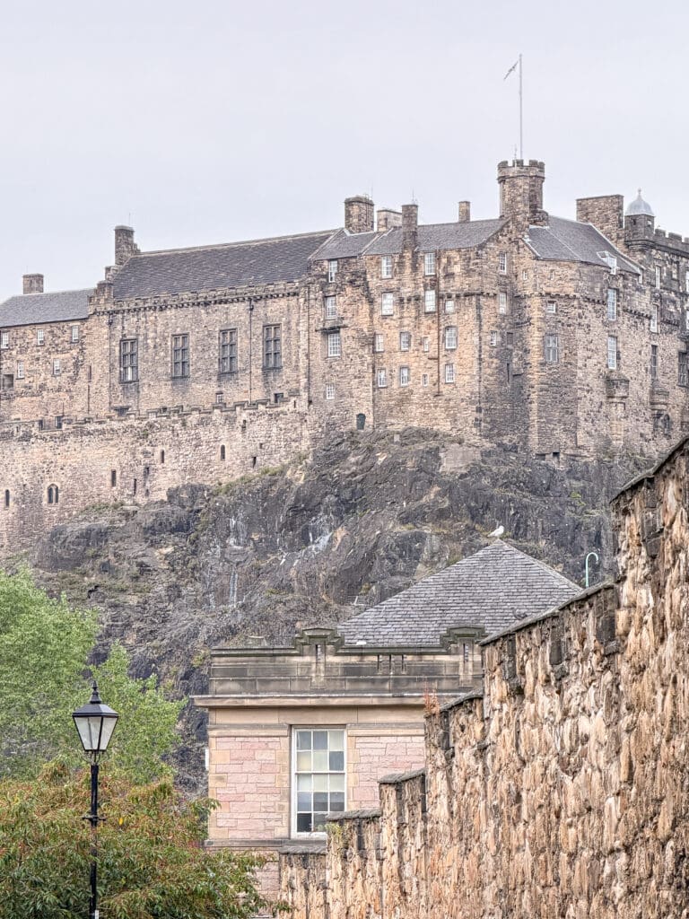 How to spend two days in Edinburgh Scotland | Best things to see and do in Edinburgh Scotland | Tips for visiting Old Town Edinburgh Scotland  | Top things to see in Edinburgh | What to see on Vennel Viewpoint  | Vennel viewpoint tips | Flodden Wall near Vennel viewpoint in Edinburgh Scotland  