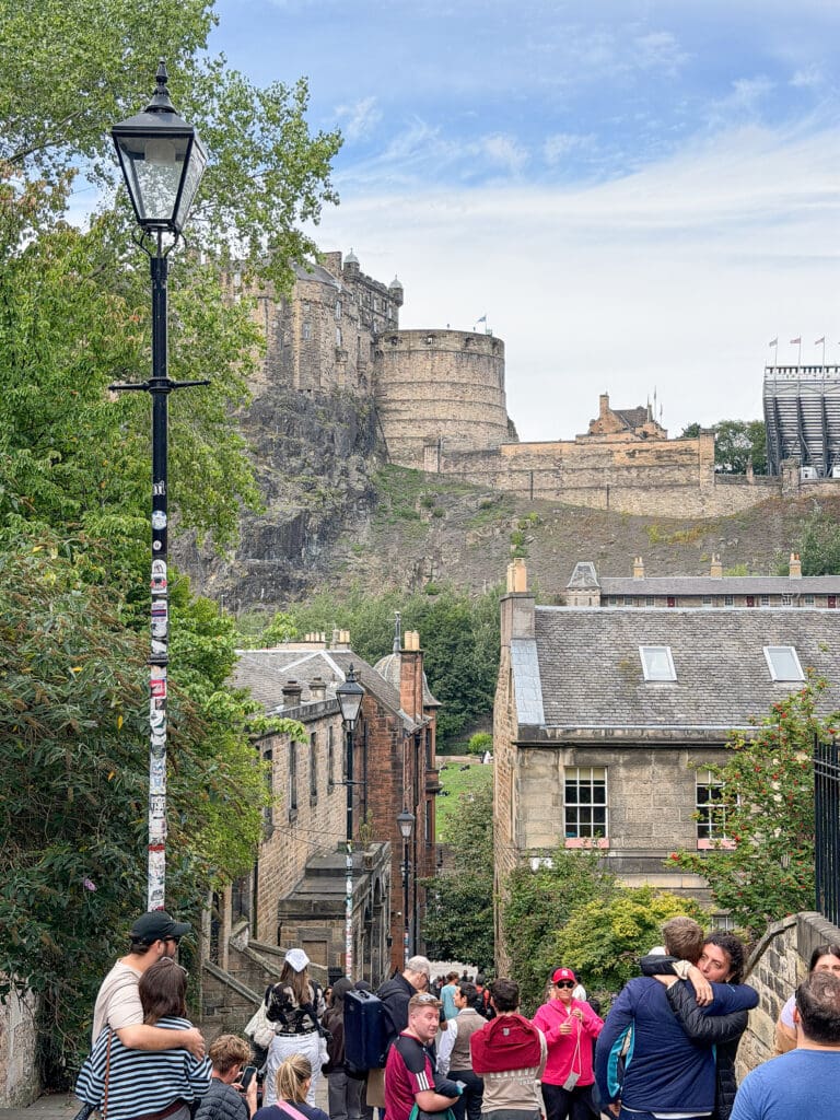 How to spend two days in Edinburgh Scotland | Best things to see and do in Edinburgh Scotland | Tips for visiting Old Town Edinburgh Scotland  | Top things to see in Edinburgh | What to see on Vennel Viewpoint  | Vennel viewpoint tips | Flodden Wall near Vennel viewpoint in Edinburgh Scotland  | Crowds at 1pm on a Saturday at Vennel Viewpoint 