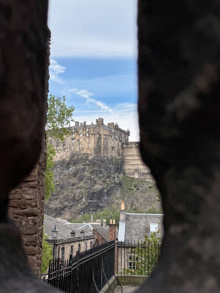 How to spend two days in Edinburgh Scotland | Best things to see and do in Edinburgh Scotland | Tips for visiting Old Town Edinburgh Scotland  | Top things to see in Edinburgh | What to see on Vennel Viewpoint  | Vennel viewpoint tips | Flodden Wall near Vennel viewpoint in Edinburgh Scotland  